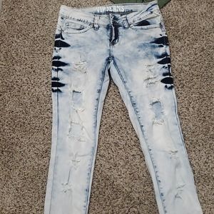 Super cute washed out skinny jeans w/holes 7/8